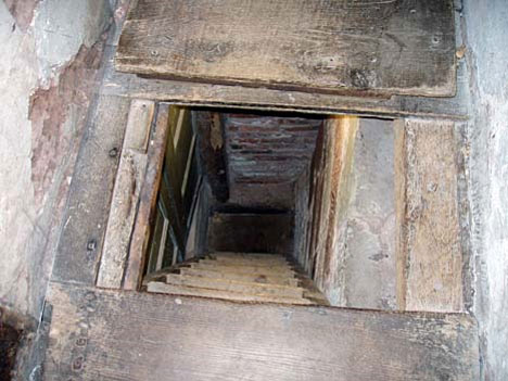hidden rooms priest hole