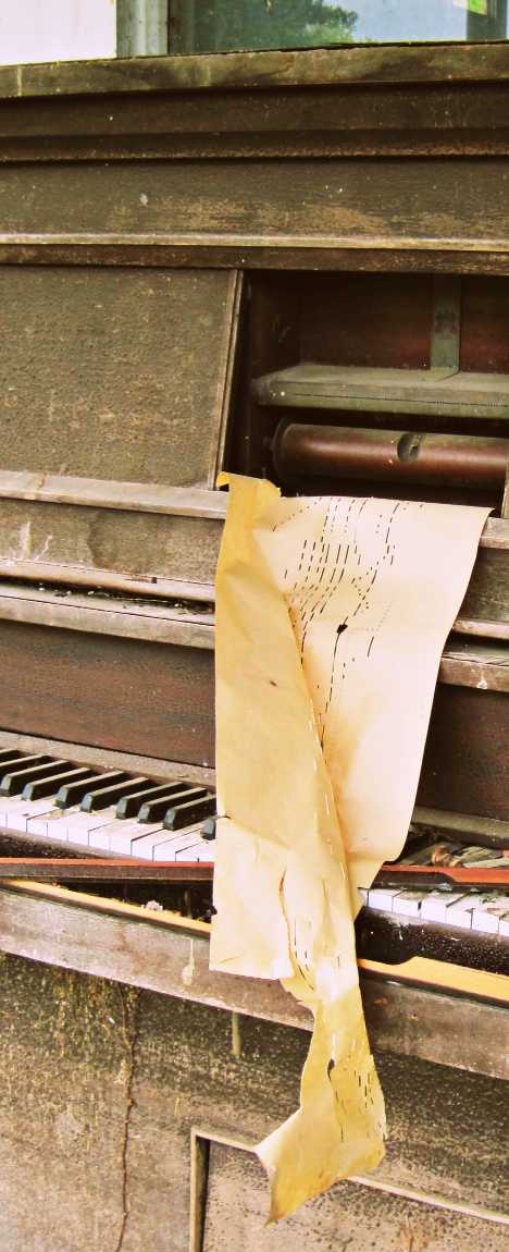 abandoned player piano 