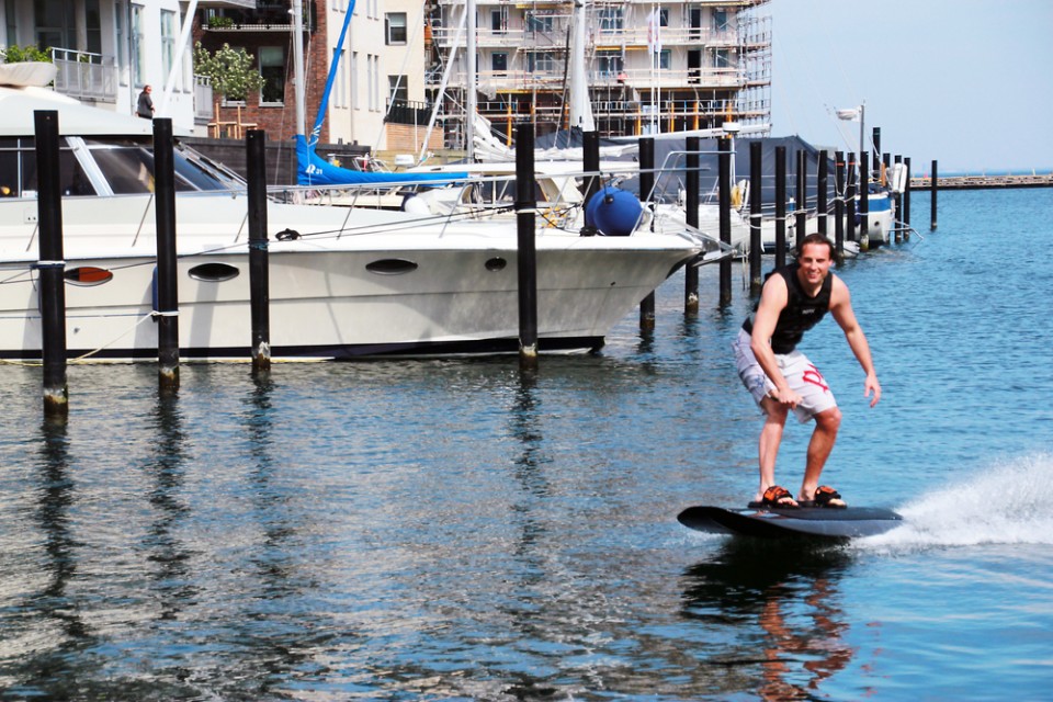 Surfing Without Waves Electric Wakeboard Powers Itself Urbanist