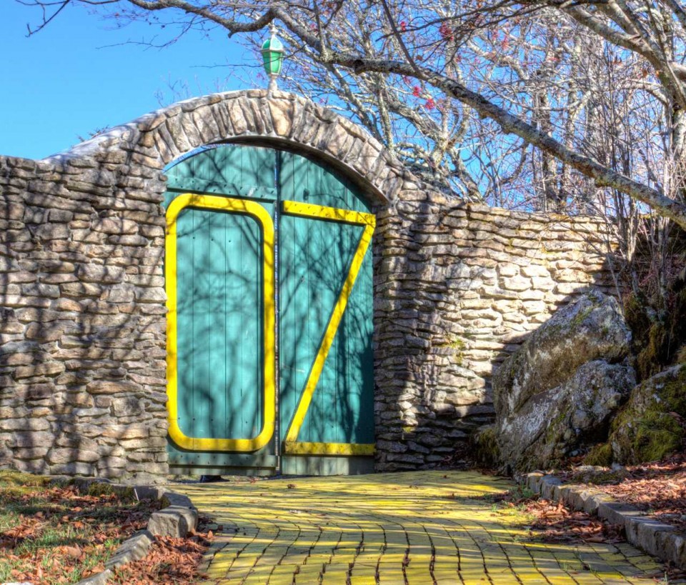 Yellow Brick Ode The Mainly Abandoned Land Of Oz Theme Park Urbanist