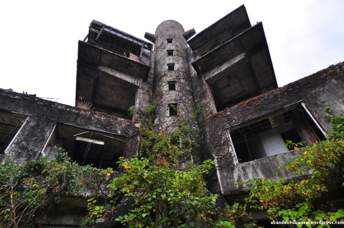 Trashed Resort: Japan’s Abandoned New Muroto Sky Rest - WebUrbanist