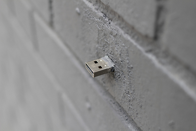 Reproducere Fitness Glæd dig Dead Drops: Hidden USB Sticks Offer Anonymous File Sharing - WebUrbanist