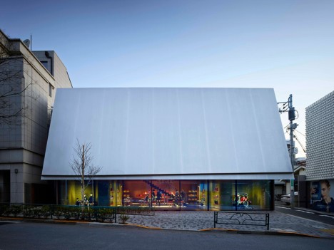 unboxing storefront design