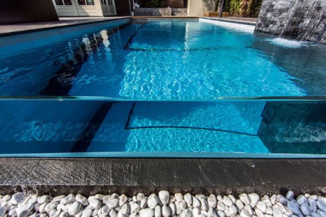 modern pools glass wallw aterfall 2