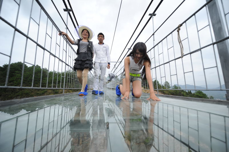 Chinese Skywalk: World’s Longest Glass Bridge Spans Two Cliffs ...