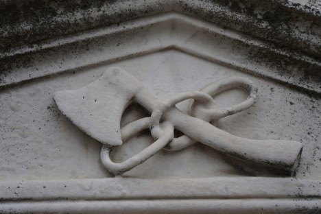 grave symbolism chain links 1