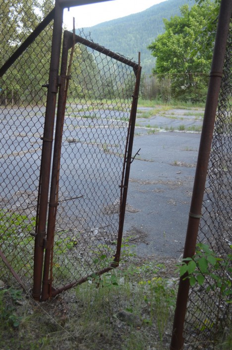 abandoned-tennis-court-12a