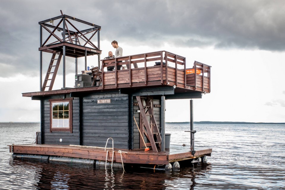 Super-Deluxe Swim Platform: Rent This DIY Floating Sauna 