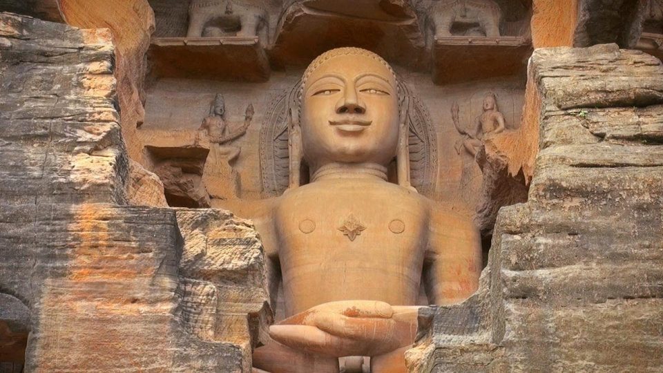 Статуя семи. Скульптура древней Индии Вера Сидорова. Gwalior Jain Temple. Древняя статуя в скале женщина с ноутбуком. Поклонение статуе где найти.