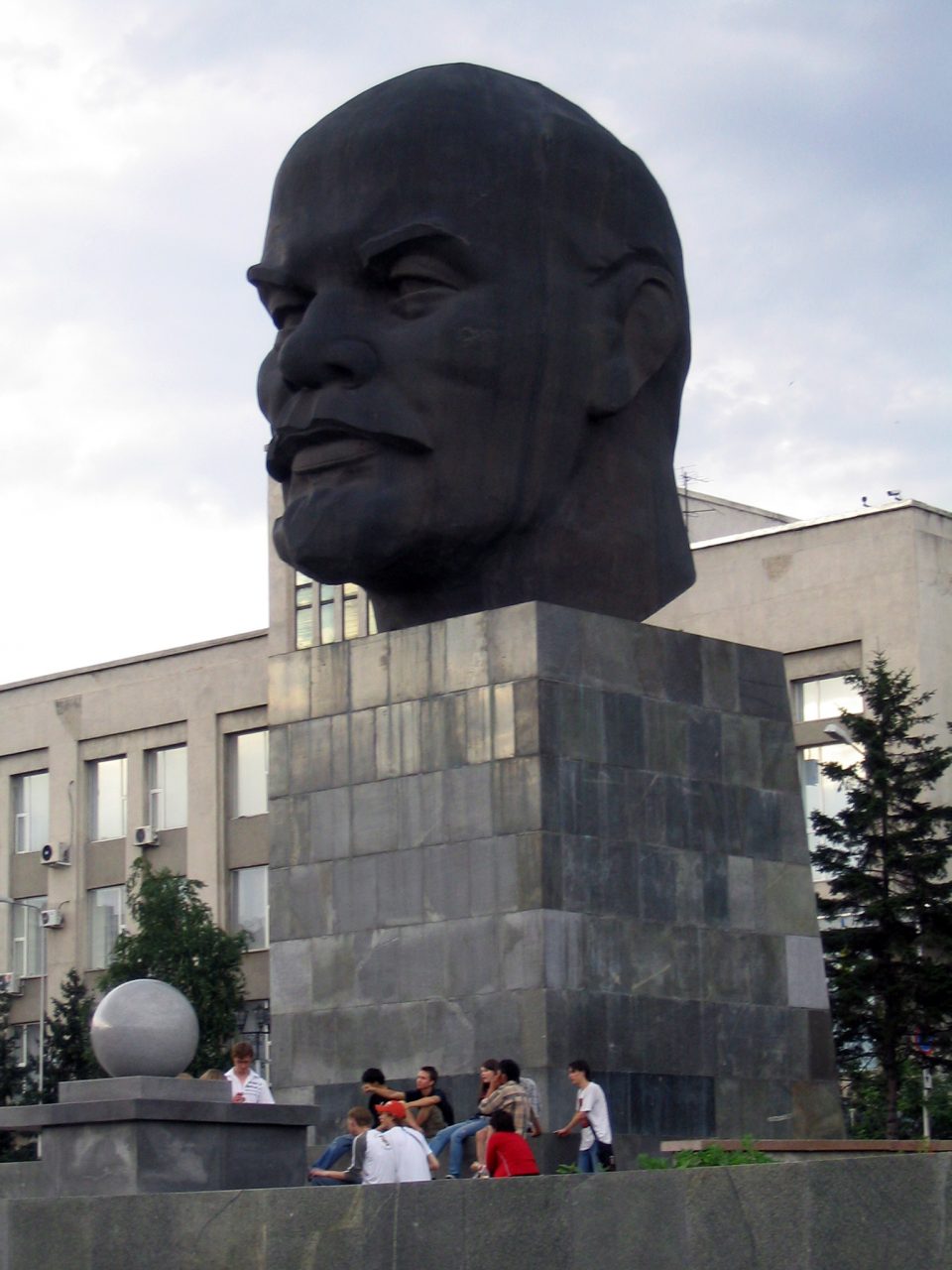 Staggering Statues: 7 Monumental Wonders of the Former Soviet Union - WebUrbanist - Page 2