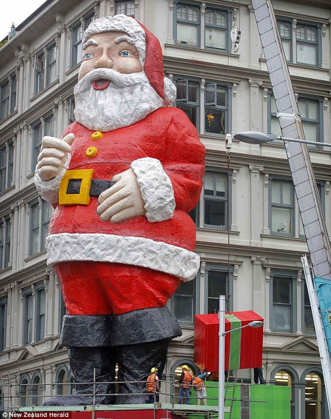 joker santa statue