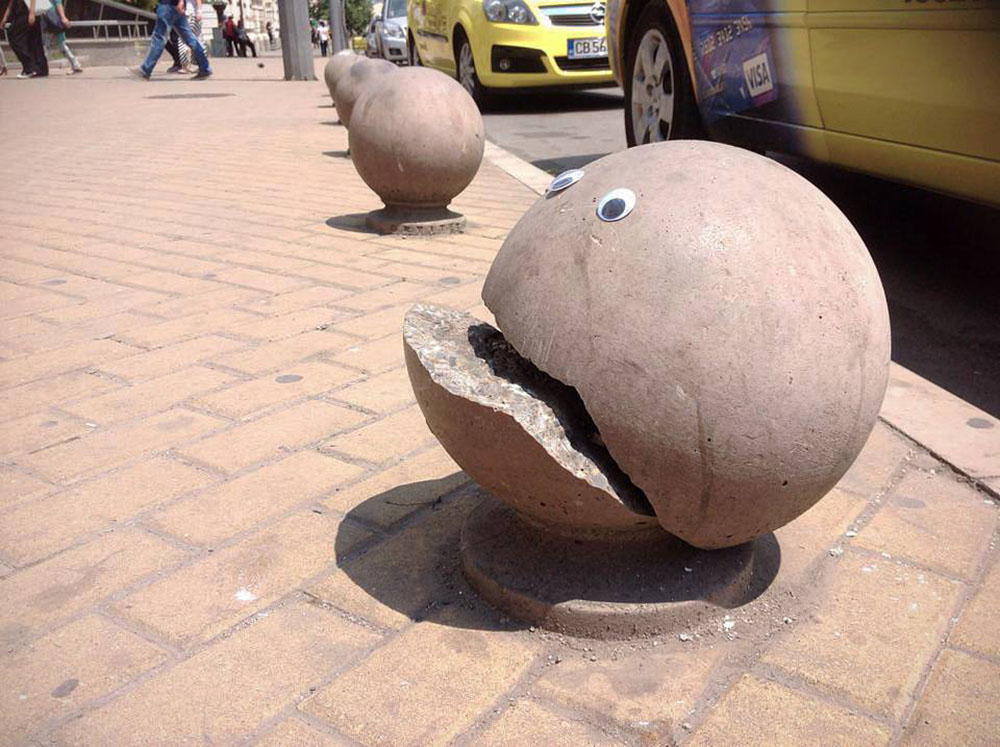 Some Hero Is Putting Googly Eyes On Miserable Objects, And His Photos Are  Going Viral