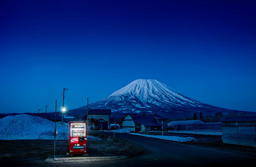 Roadside Lights The Quiet Beauty Of Japanese Vending Machines At Night Urbanist