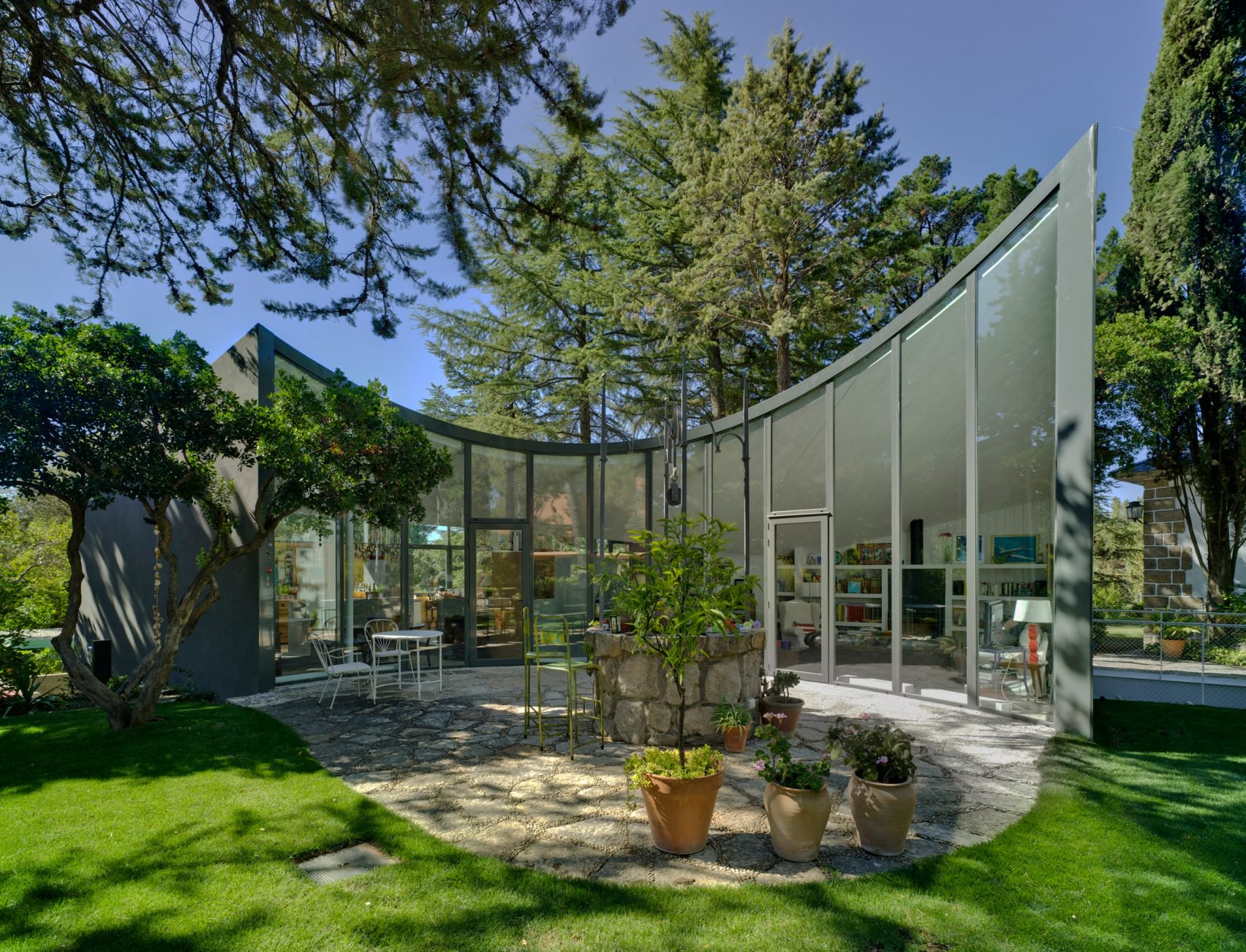 Adaptive Architecture: Curved House Wraps Old Well, Reuses Stone