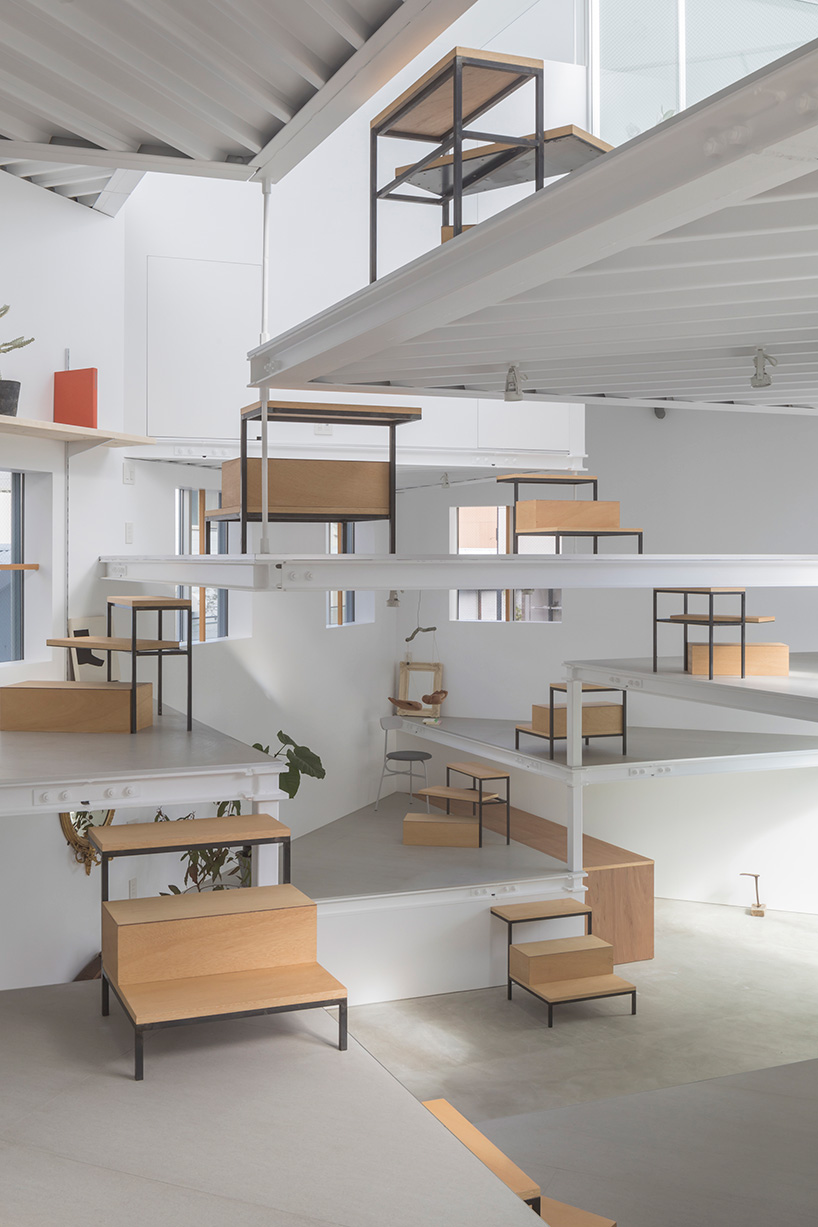 Who Needs Walls? 13 Split Level Interior Layouts Maximize Small Spaces ...