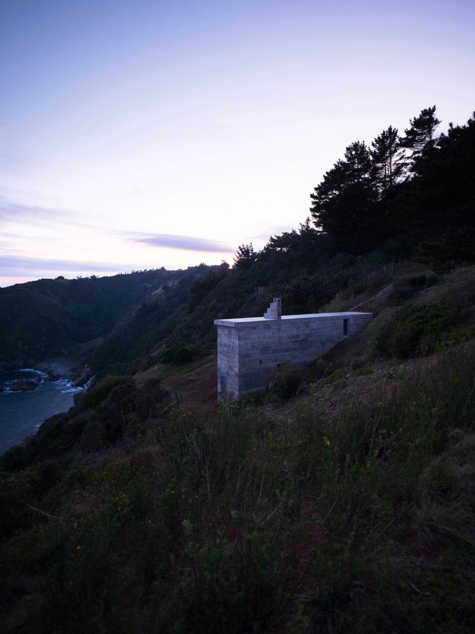 Neo Rustic Neo-Rustic Concrete Retreat: Coastal Cottage Blends Brutalism ...