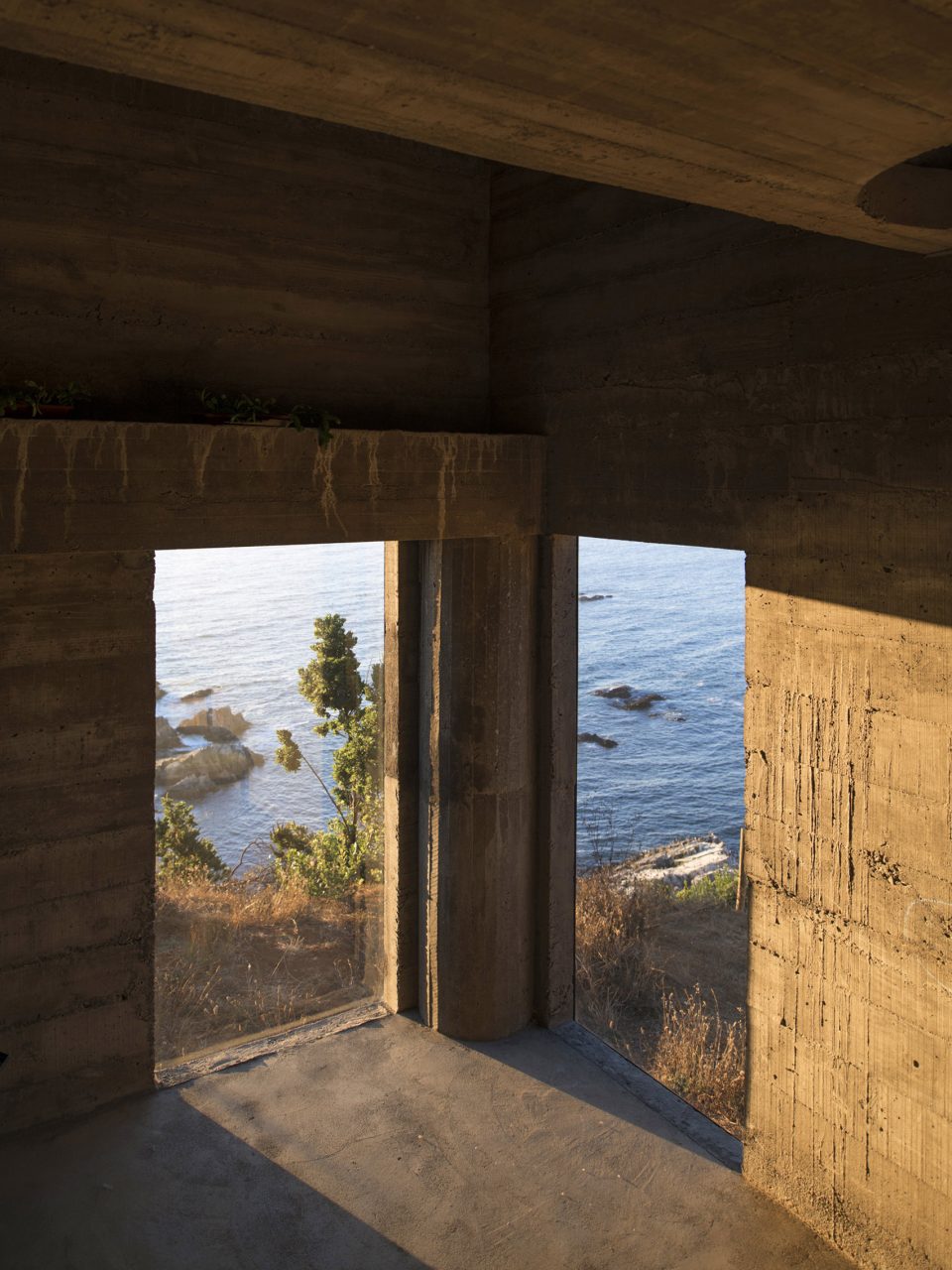 Neo Rustic Neo-Rustic Concrete Retreat: Coastal Cottage Blends Brutalism ...